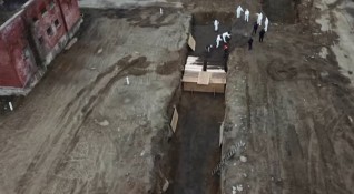 Ковчези биват погребвани в масов гроб в Ню Йорк където