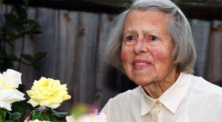 През 1999 година една 87 годишна британка свиква пресконференция пред дома