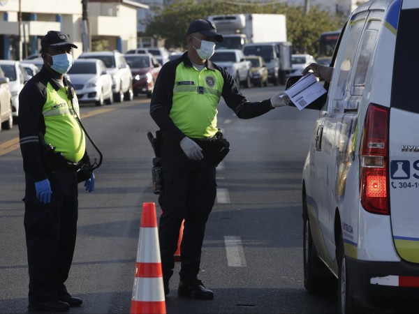 Униформени панамски полицаи с маски и ръкавици изпълниха песни в