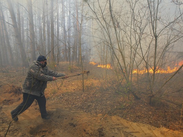 Украинските пожарникари хвърлиха вчера почти 400 тона вода върху горския