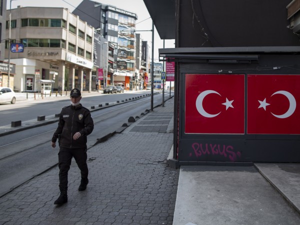 14-етажен блок в Турция беше поставен под карантина, след като
