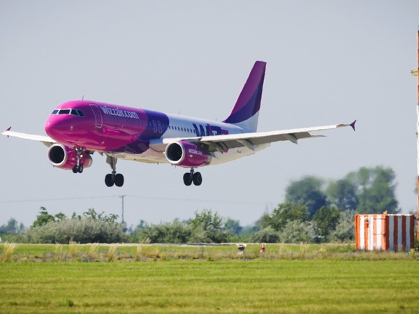 Заради кризата, причинена от COVID-19, авиокомпанията Wizz Air ще съкрати