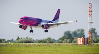 Заради кризата причинена от COVID 19 авиокомпанията Wizz Air ще съкрати