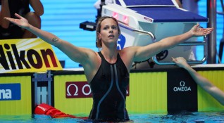 Звездата на италианското плуване Федерика Пелегрини обяви че оранизира търг