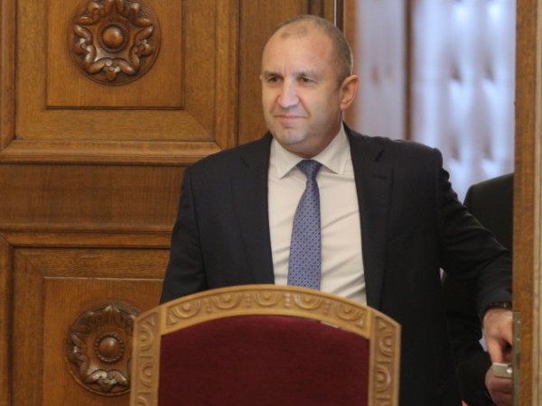 Държавният глава Румен Радев обсъди днес в телефонен разговор със