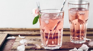 Розовата вода отдавна е известна със своите полезни свойства в