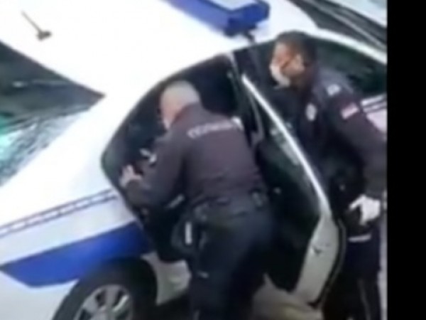 Видео в социалните мрежи как полицай налага човек в патрулка