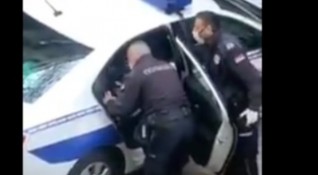 Видео в социалните мрежи как полицай налага човек в патрулка