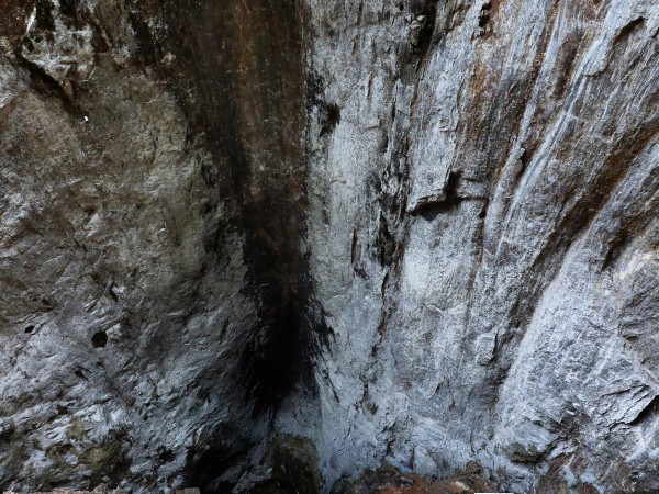 Шестима туристи, които са се евакуирали в пещера в Индия,