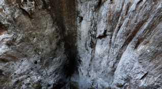Шестима туристи които са се евакуирали в пещера в Индия