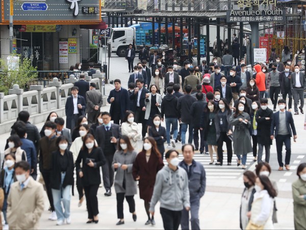 Миналата седмица милиони южнокорейци спокойно чакаха на два метра един