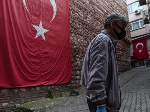 Турция започна да прилага четиридневен полицейски час от полунощ, наложен