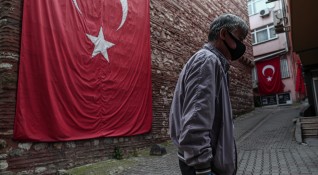 Турция започна да прилага четиридневен полицейски час от полунощ наложен