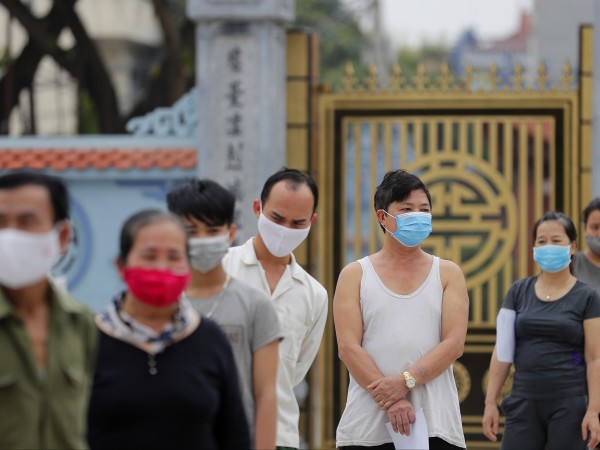 Виетнамските власти отслабиха в сряда стриктната карантина, обявена от 1
