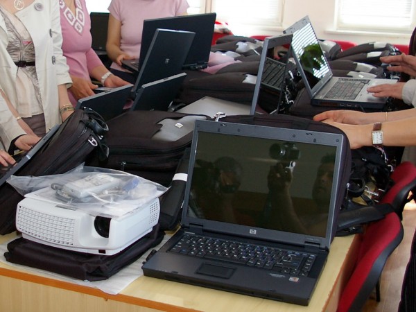Десет лаптопа са били откраднати от селско училище. Полицейски служители