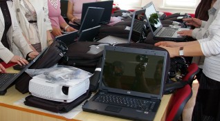 Десет лаптопа са били откраднати от селско училище Полицейски служители