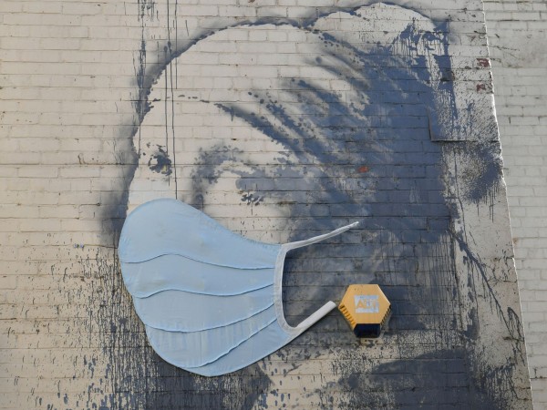 Графитът "Момичето с пробитото тъпанче", дело на Банкси върху стена