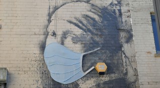 Графитът Момичето с пробитото тъпанче дело на Банкси върху стена