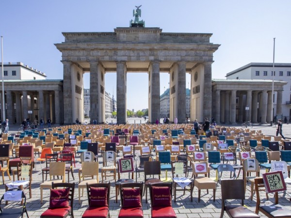 Стотици столове са поставени пред Бранденбургската врата по време на
