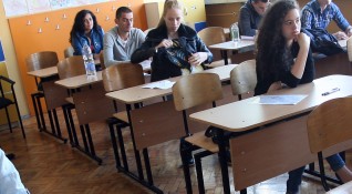 Министърът на образованието Красимир Вълчев заяви че засега действа вариантът