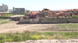 Бетонна дупка в стена пробили жители на сливенския квартал Надежда