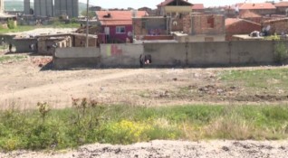 Хора от квартал Надежда в Сливен пробиха дупки в бетонните