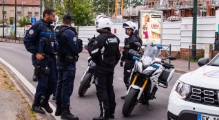 Кола прегази двама моторизирани полицаи в предградие в Париж Един от