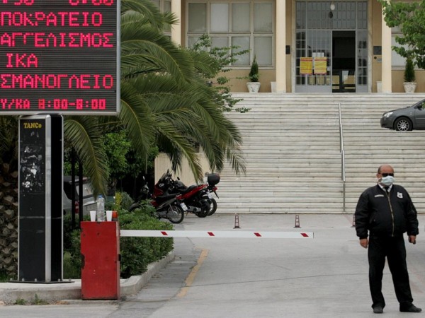 Учениците в Гърция ще трябва да спазват разстояние от два