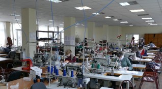 Шивашка фирма в Русе търси 200 работници за шиене на
