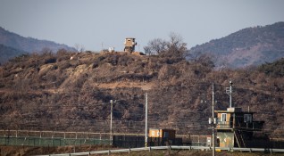 Войници на Северна и Южна Корея стреляха през границата в