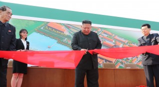 Откриха мистериозна линия на ръката на лидера на Северна Корея
