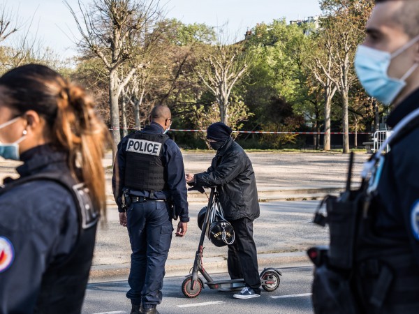 Четирима души във Франция се изправят пред съда с обвинение