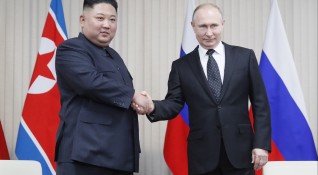 Президентът на Русия Владимир Путин награди севернокорейския лидер Ким Чен