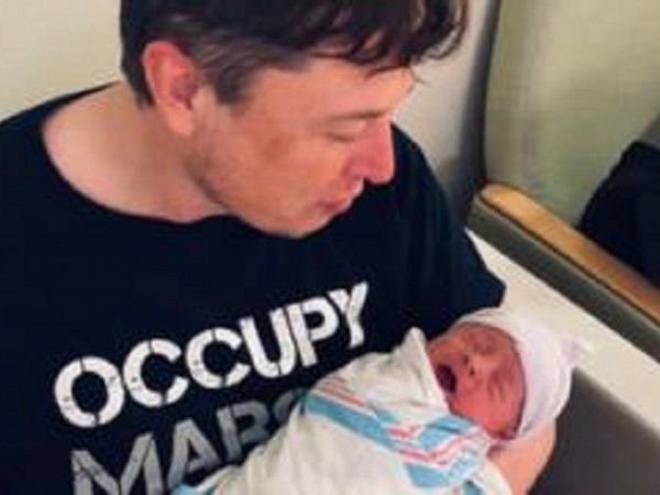 Преди няколко дни, Илон Мъск стана баща. Партньорката му Граймс