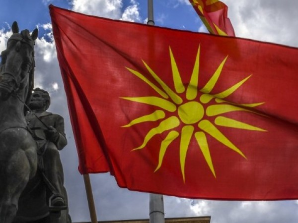 Официалният език на Северна Македония е вариант на българския -