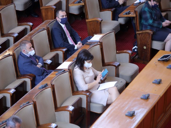 Извънредното положение изтичана на 13 май и депутатите парламентът възстановява