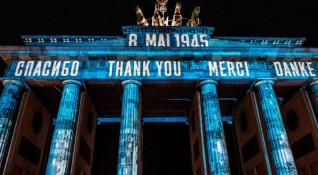 На Бранденбургската врата в Берлин беше изписана със светлинни лъчи