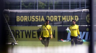 Германското футболно първенство се подновява през уикенда след двумесечна пауза