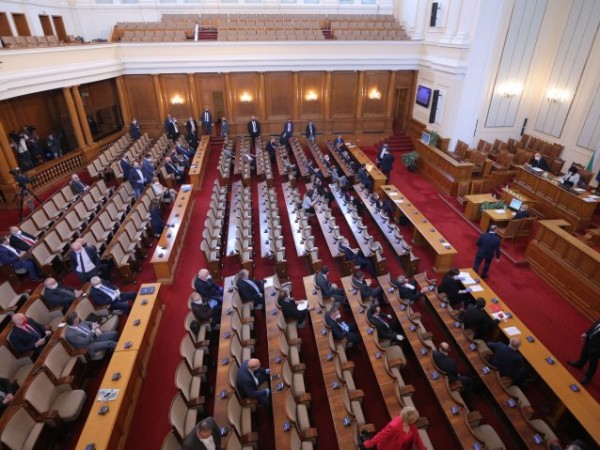 Правната парламентарна комисия реши Министерският съвет, а не миниcтъpът на
