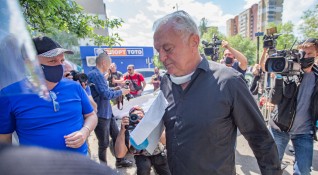 Журналистът Сашо Диков пристигна на стадион Георги Аспарухов за да