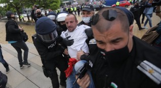 Седем мъже и една жена са задържани на протеста на