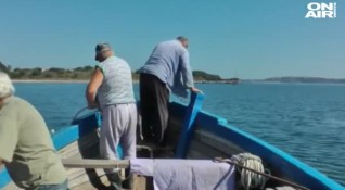 Рибари протестираха пред ИАРА в Бургас срещу забраната за улов