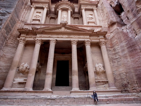 Камилите се излежават под сянката на 2300-годишните колони. Централно място