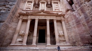 Камилите се излежават под сянката на 2300 годишните колони Централно място