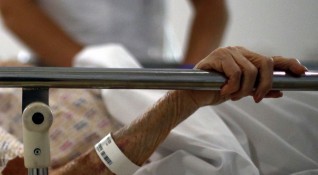 От Инфекциозна болница изписват 91 годишна жена която е била приета