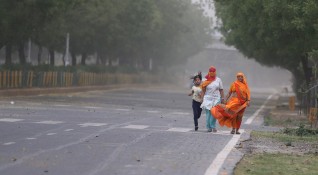 Спешна евакуация на около 2 милиона души в Индия и