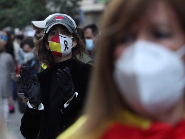 Испанските власти въвеждат от утре задължително носене на предпазни маски