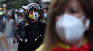 Испанските власти въвеждат от утре задължително носене на предпазни маски