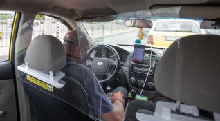 Таксиметрови компании монтират прегради между предните и задните седалки на