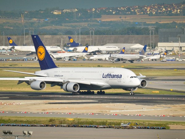 Авиопревзвачът "Луфтханза" (Deutsche Lufthansa) този четвъртък потвърди, че води преговори